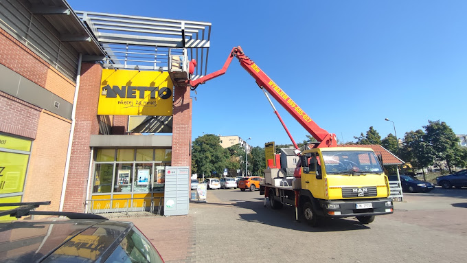 Montaż banera reklamowego na sklepie